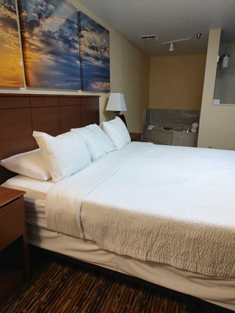 Фото Days Inn & Suites by Wyndham Fargo 19th Ave/Airport Dome