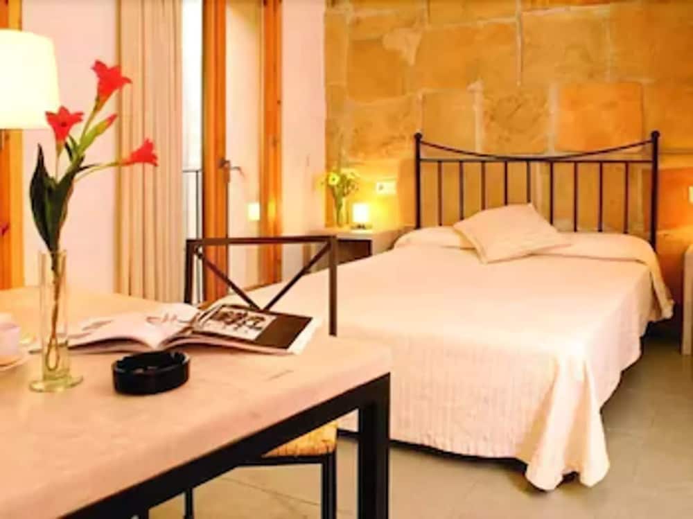 Фото L'Hostal hotel d'interior