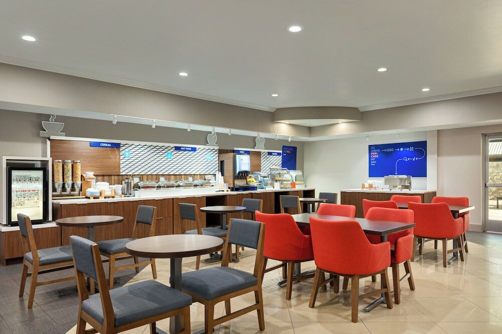 Фото Holiday Inn Express and Suites Bakersfield Central, an Ihg Hotel