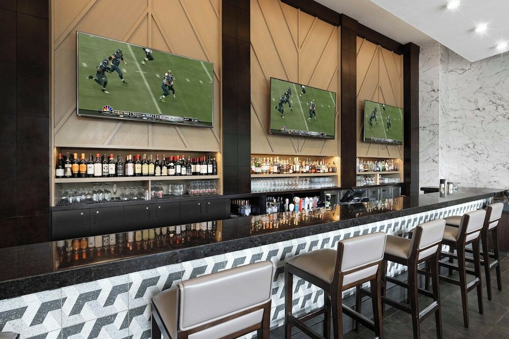 Фото Sandman Signature Toronto Airport Hotel