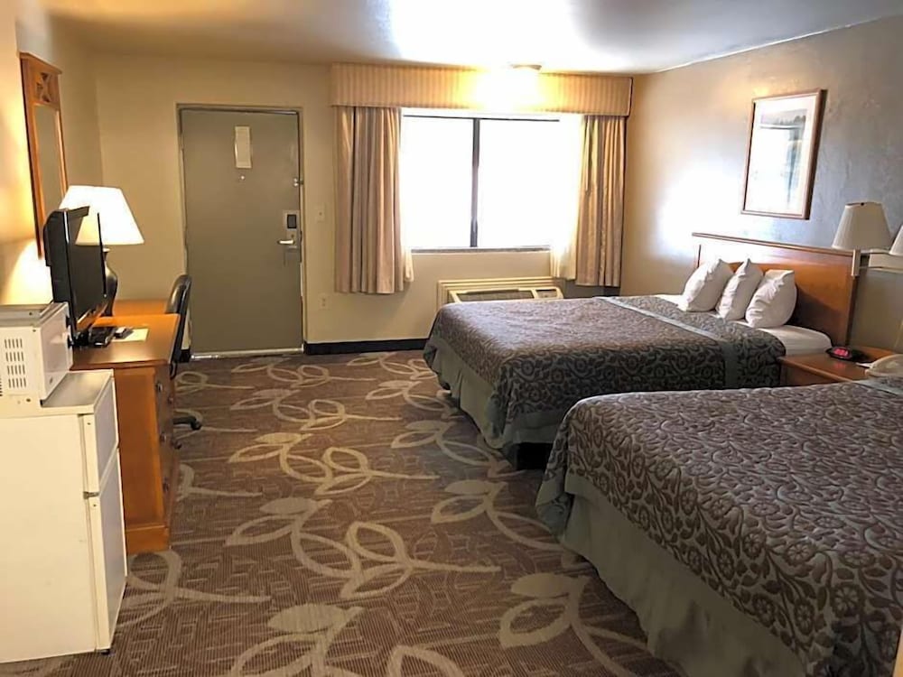 Фото Days Inn by Wyndham Provo