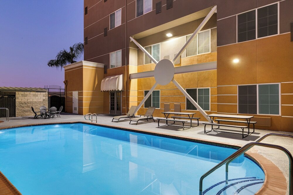 Фото Holiday Inn Express and Suites Bakersfield Central, an Ihg Hotel
