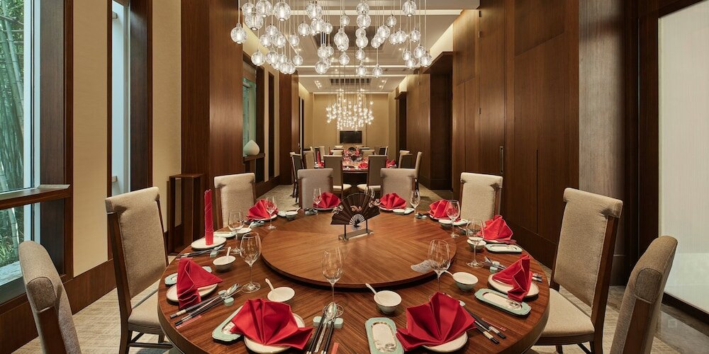 Фото Hualuxe Ningbo Harbor City, an Ihg Hotel