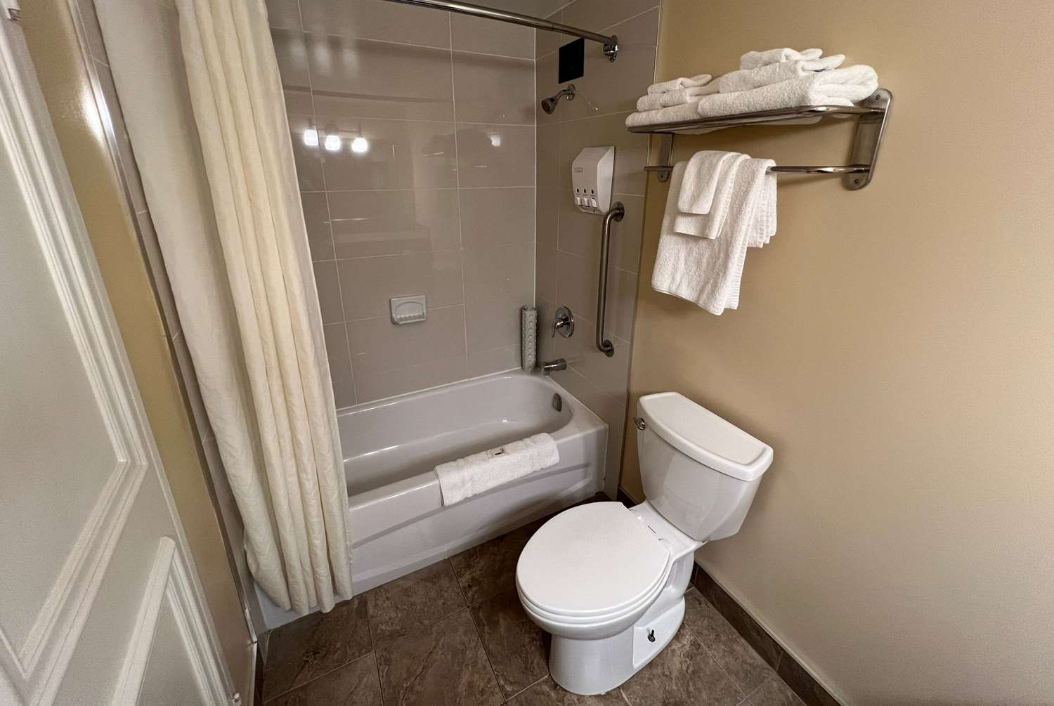 Фото Ramada by Wyndham London