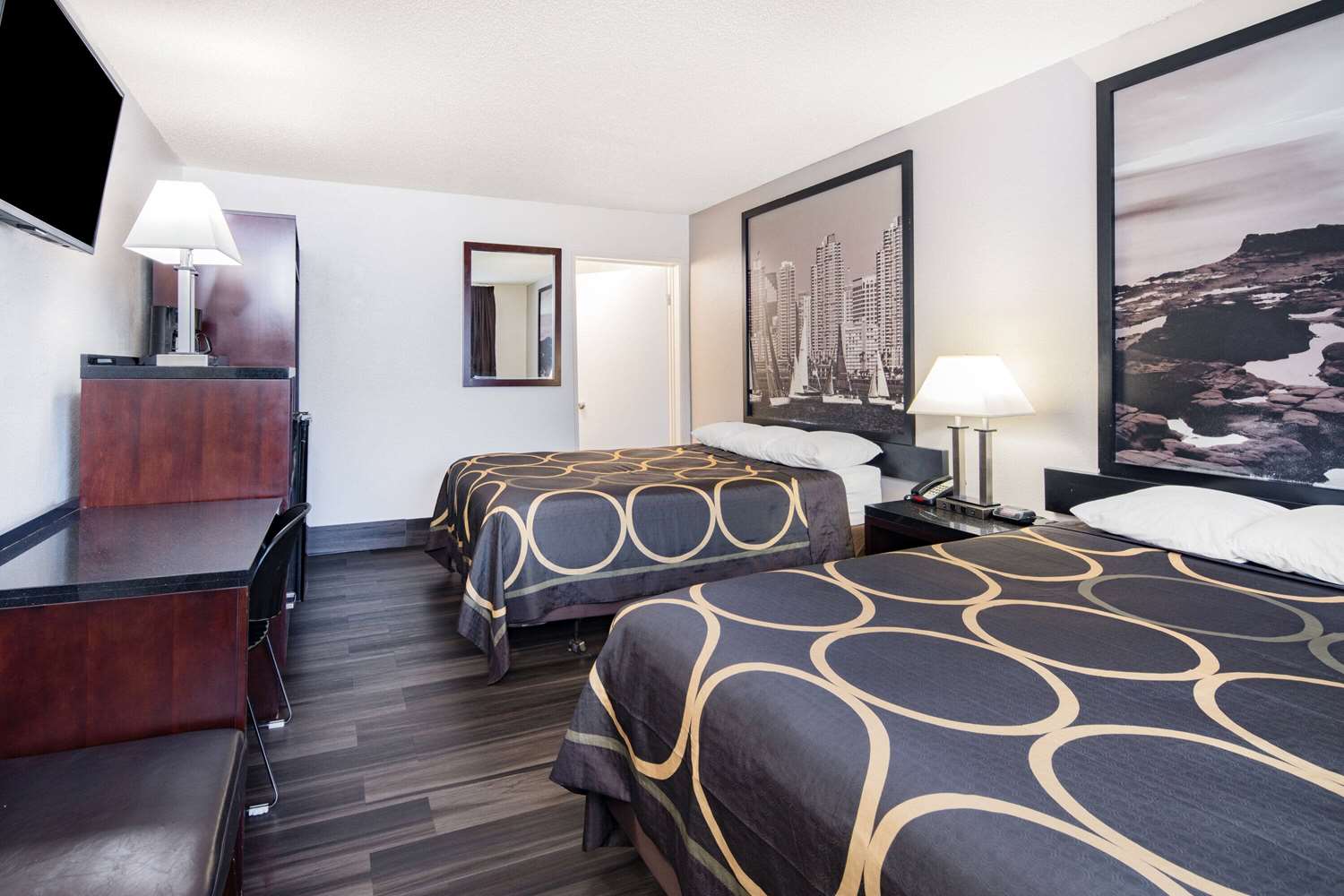 Фото Super 8 by Wyndham San Diego Hotel Circle