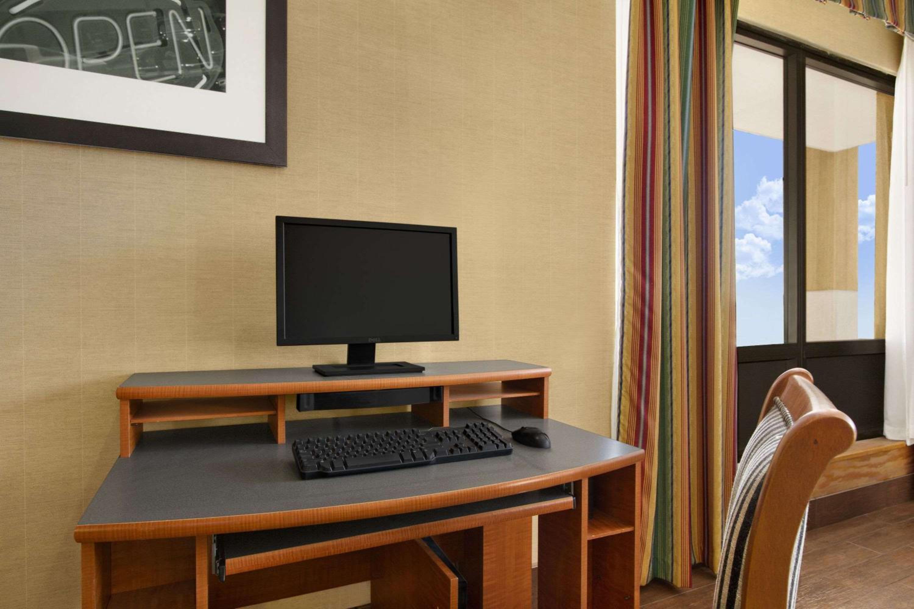 Фото Super 8 by Wyndham Oxford