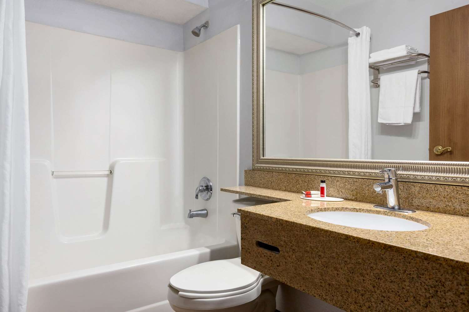 Фото Microtel Inn & Suites by Wyndham Lincoln