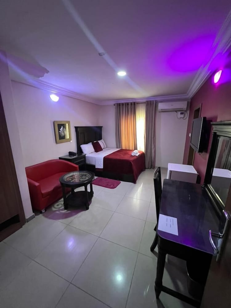 Фото Emperor's PLace Luxury Room