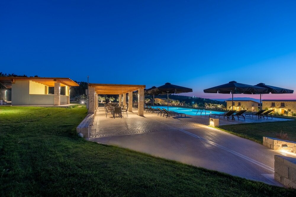 Фото Mint Retreat Suites