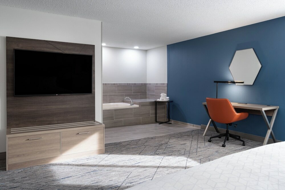 Фото Holiday Inn Express & Suites Midwest, an Ihg Hotel