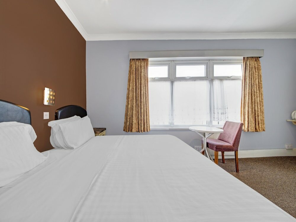 Фото Oyo Bostons Manor Hotel