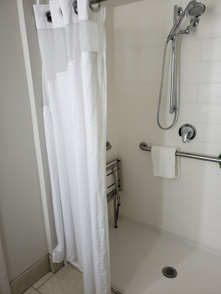 Фото Holiday Inn Express & Suites Raleigh Ne - Medical Ctr Area, an Ihg Hotel