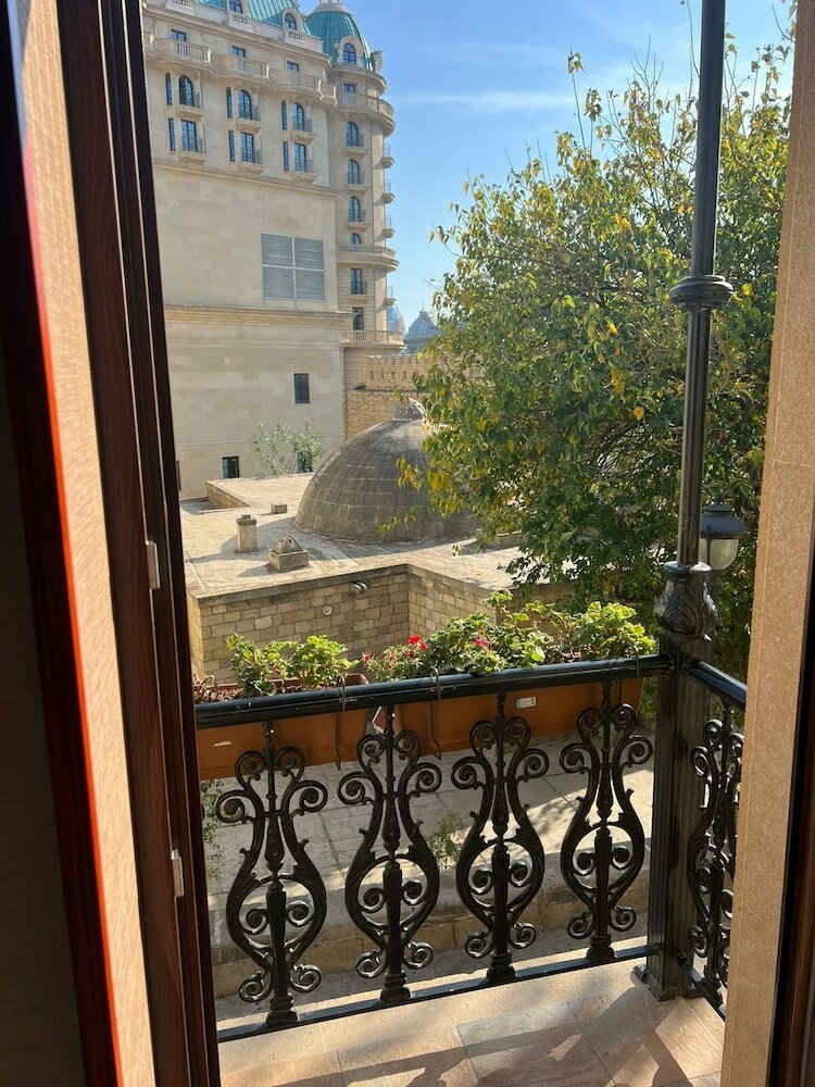 Фото Royal Antique Boutique Hotel