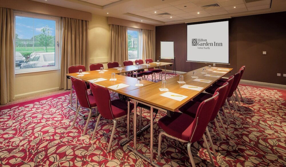 Фото Hilton Garden Inn Luton North