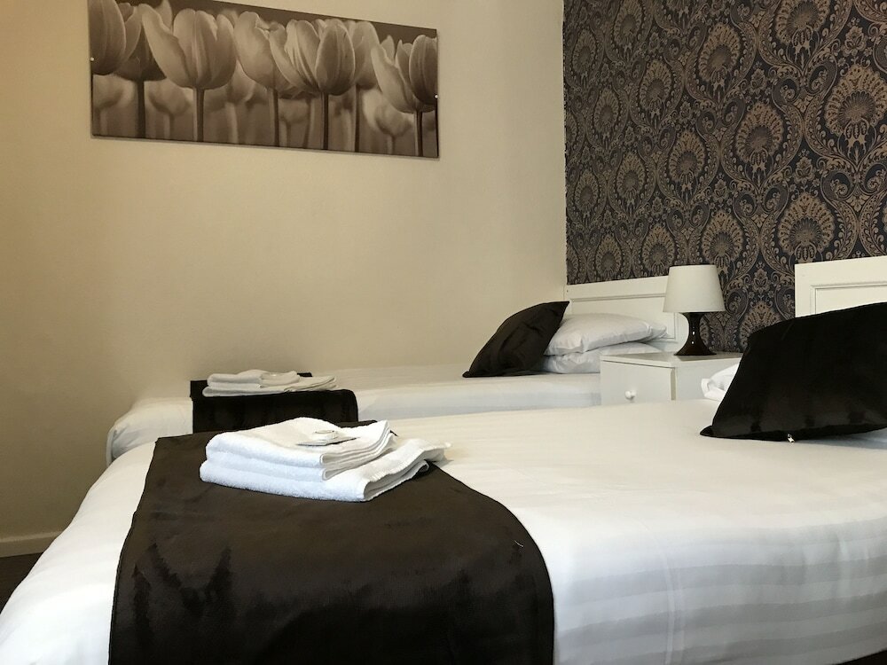 Фото The Feathers Hotel