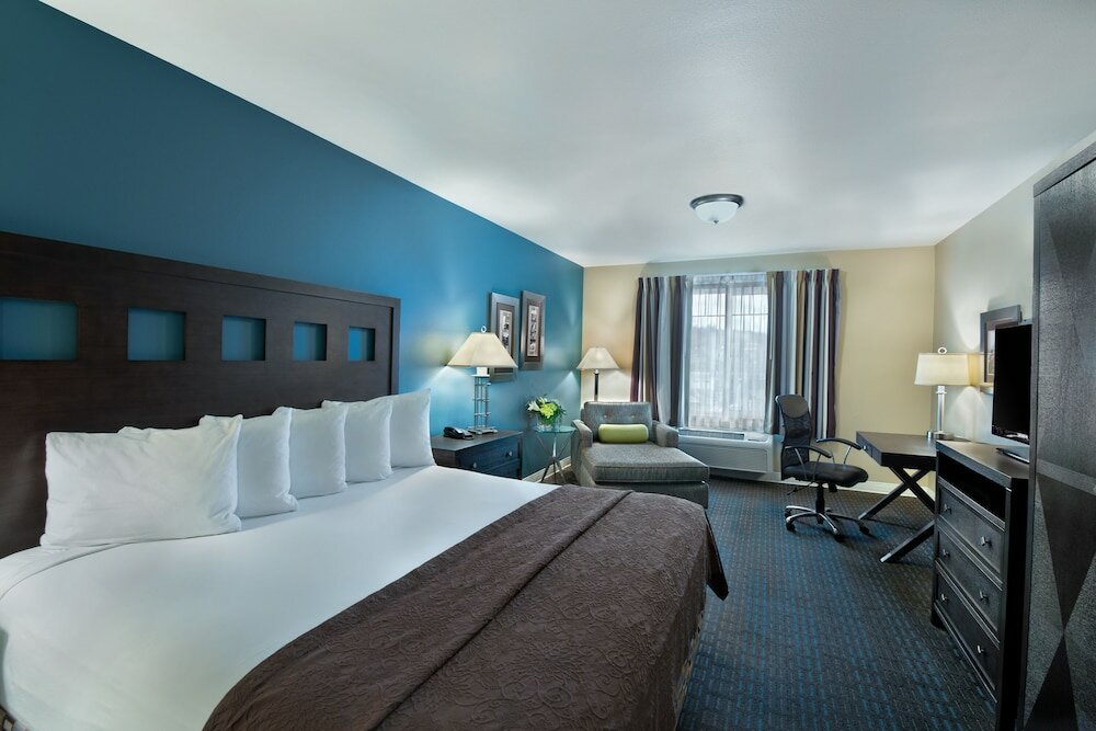 Фото Oxford Suites Silverdale