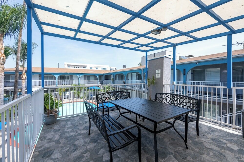 Фото Hollywood City Inn