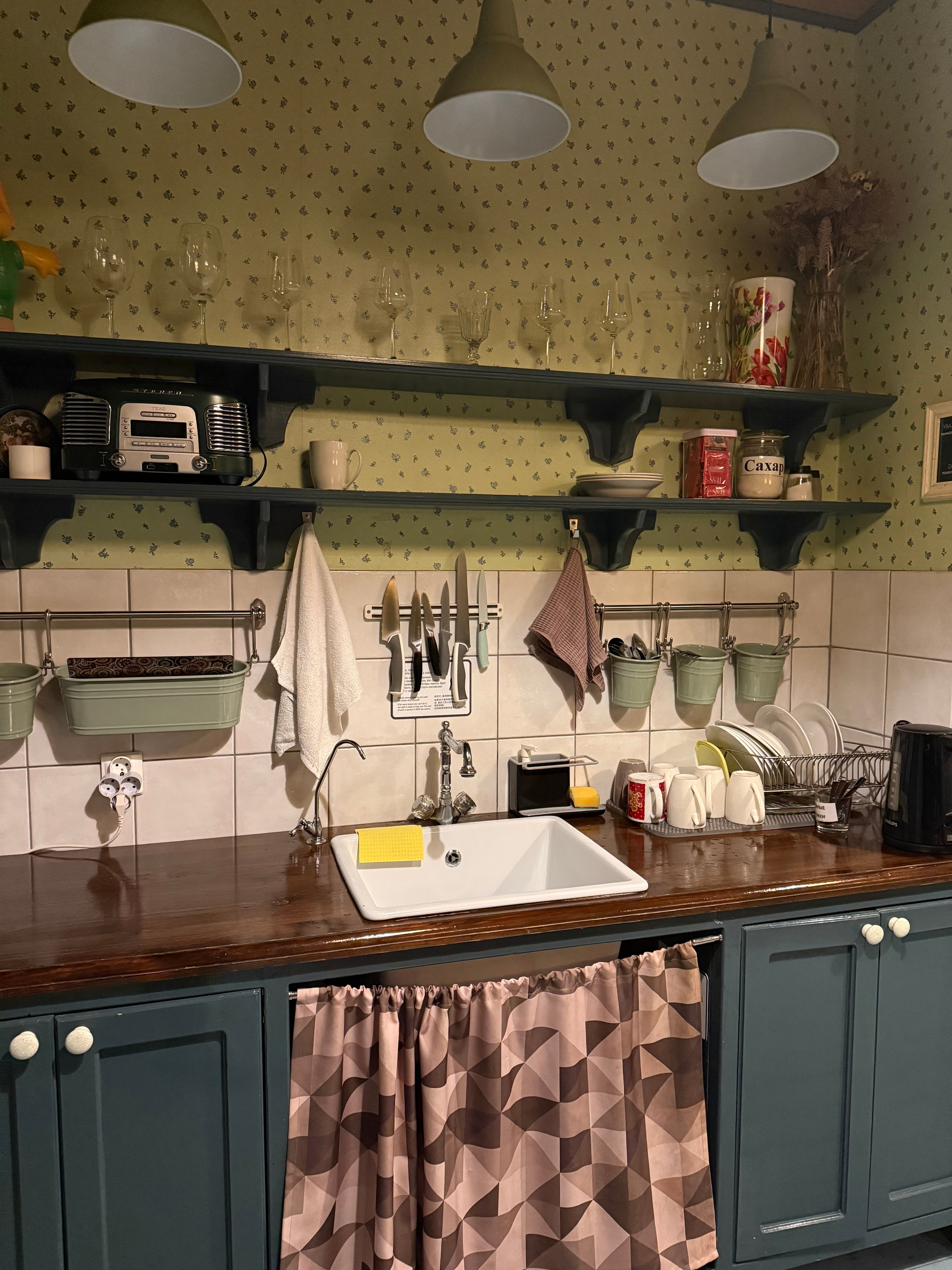 Фото Друзья у Дома Книги