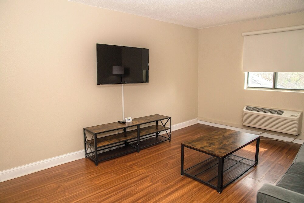 Фото Days Inn and Suites by Wyndham Hammond, In