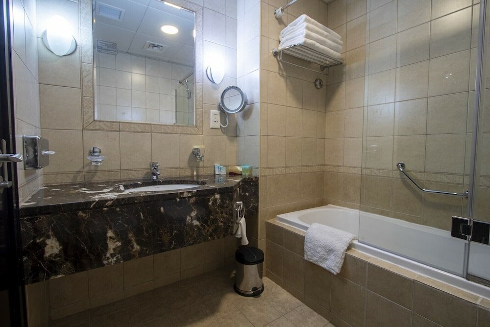 Фото Al Manzel Hotel Apartments