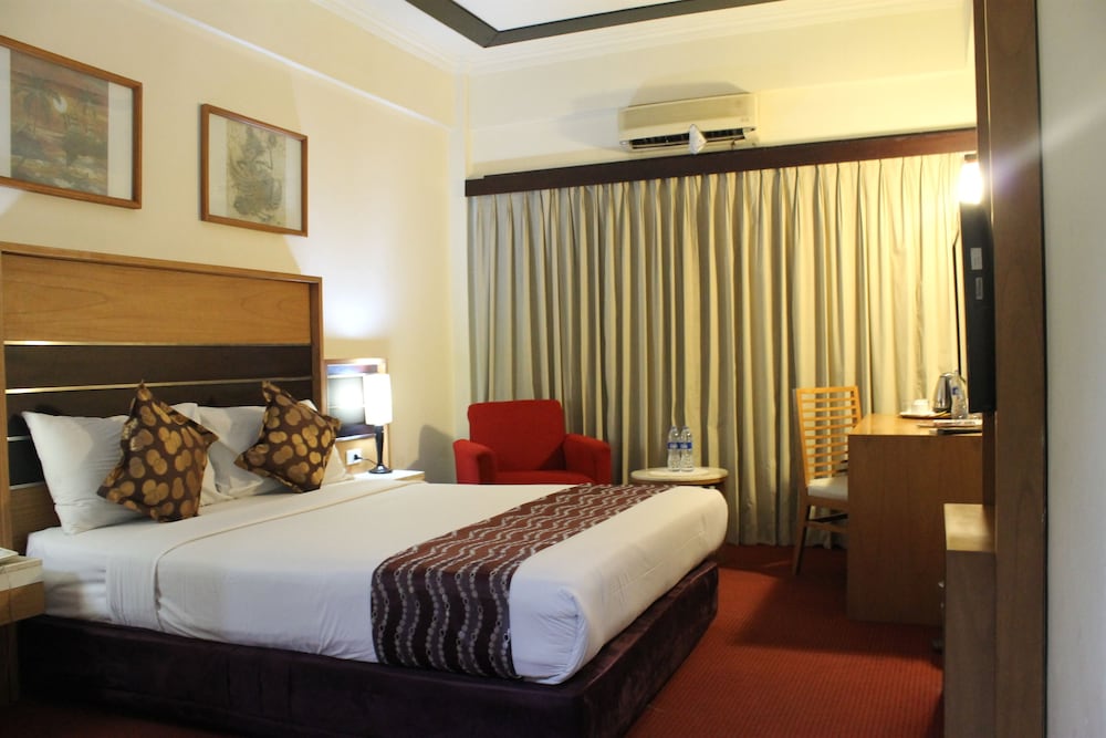 Фото Mega Matra Hotel