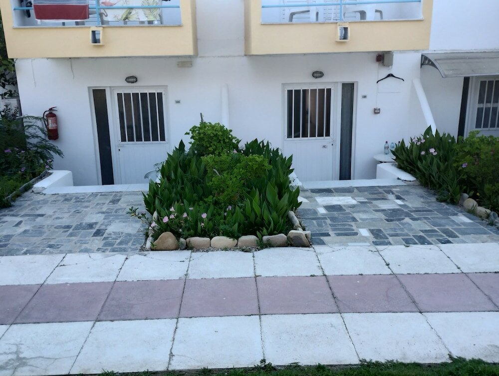 Фото Leonidas Hotel and Studios