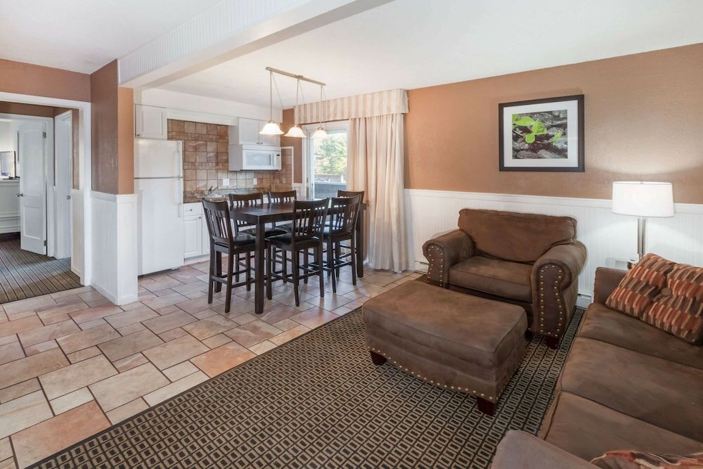 Фото Travelodge by Wyndham Traverse City Mi