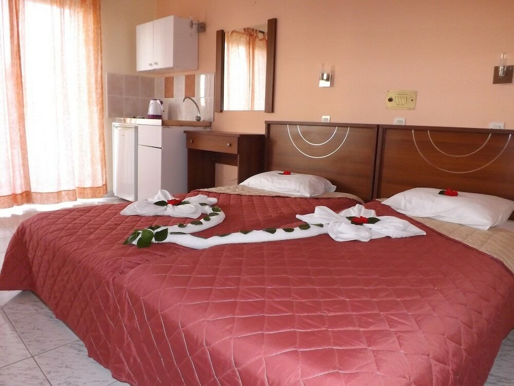 Фото Leonidas Hotel and Studios