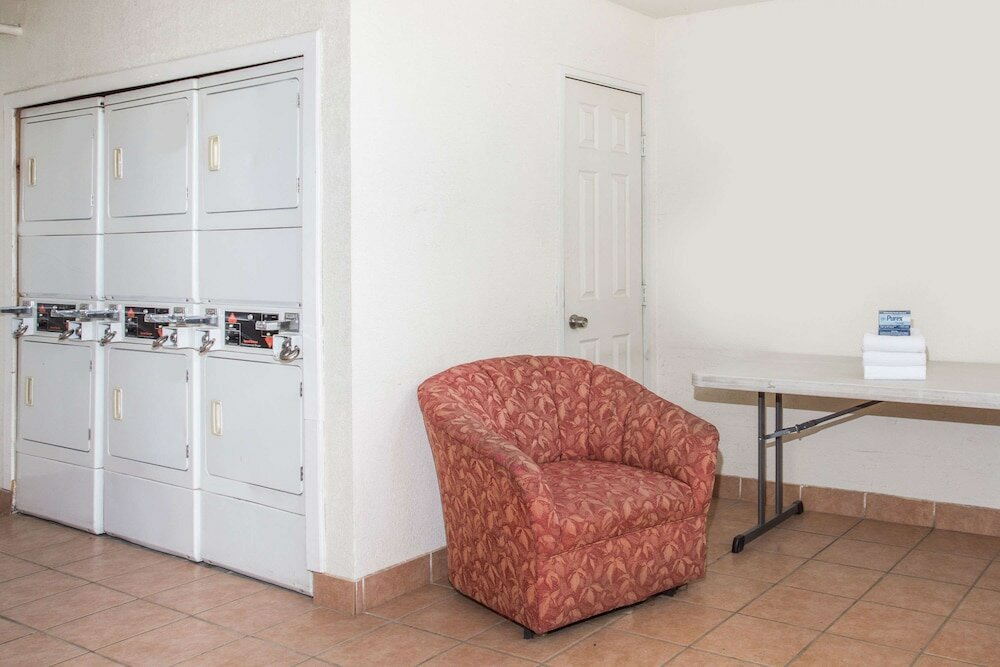 Фото Days Hotel by Wyndham Peoria Glendale Area