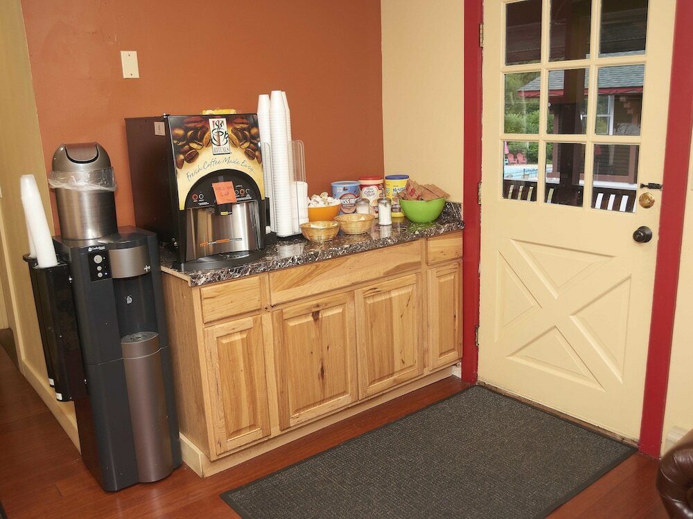 Фото Swiss Chalets Village Inn