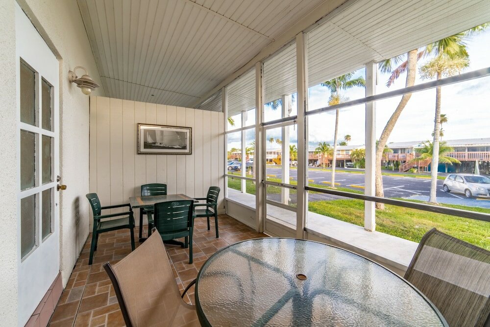 Фото Captain's Table Hotel