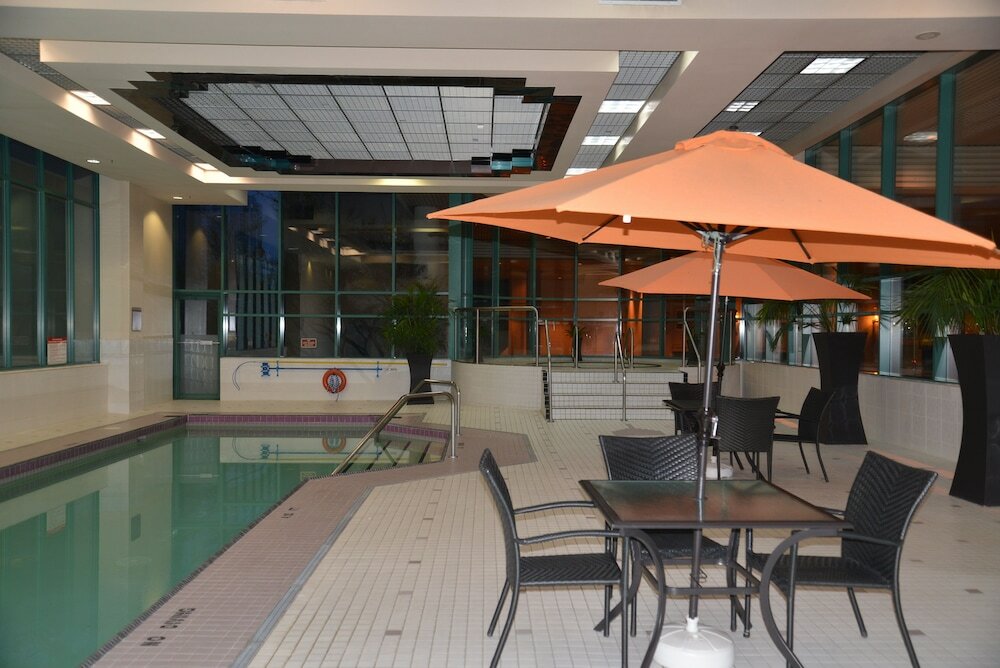 Фото Rosedale on Robson Suite Hotel