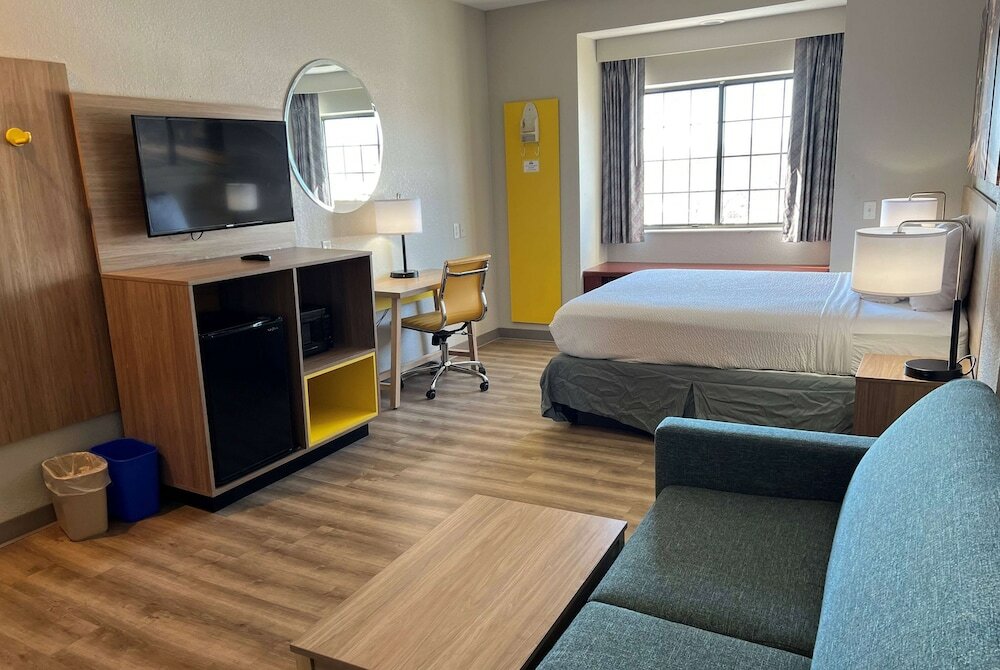 Фото Days Inn by Wyndham near Kansas Speedway