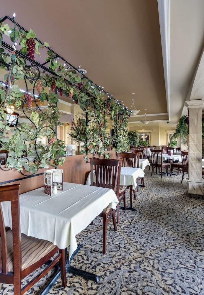 Фото Monte Carlo Inn - Brampton Suites