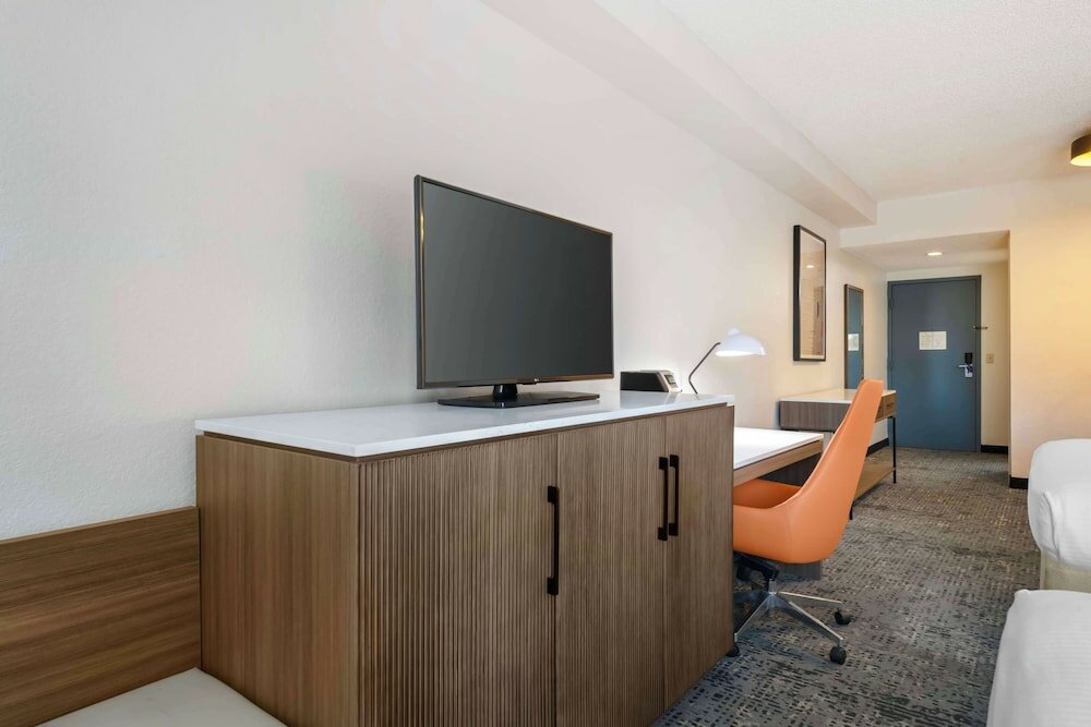 Фото Best Western Plus Universal Inn