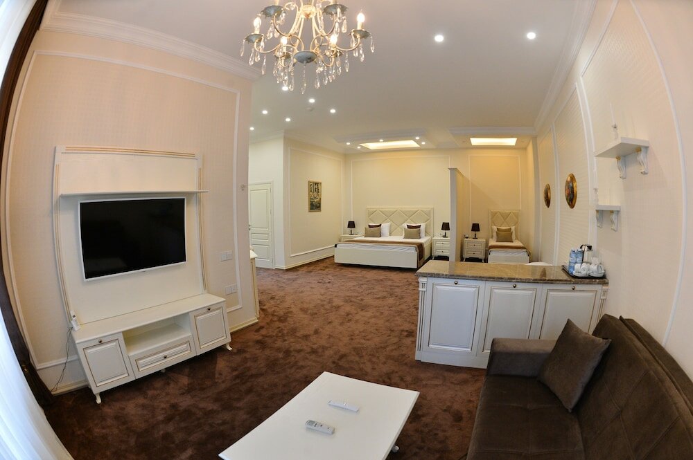 Фото East Legend