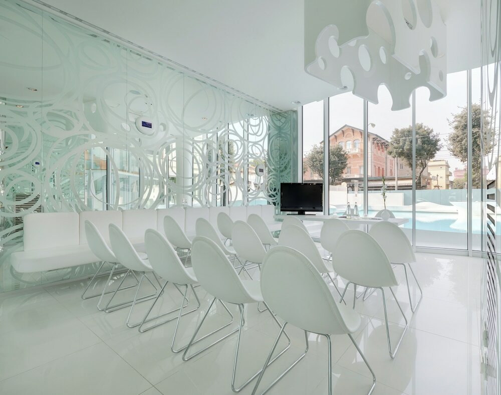 Фото I-Suite Hotel