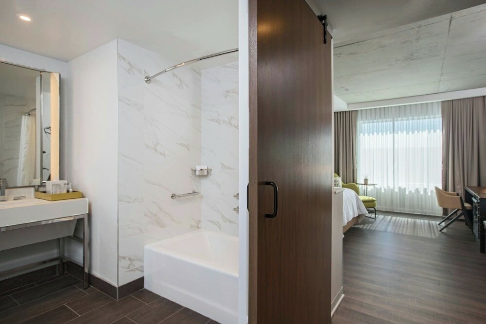 Фото Renaissance Atlanta Airport Gateway Hotel