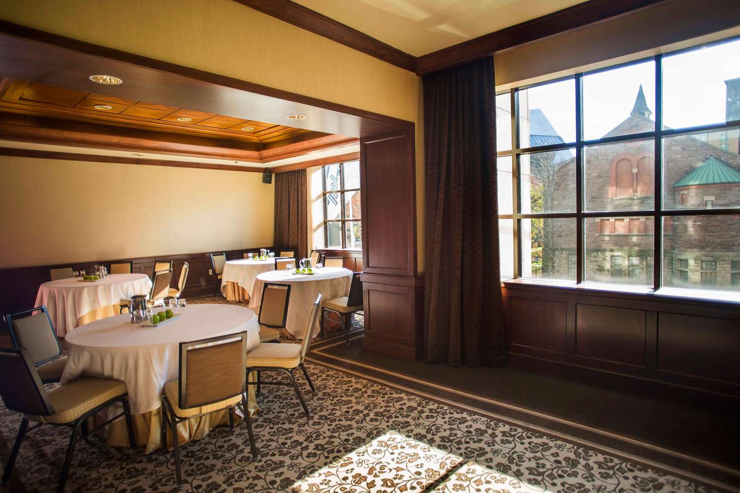 Фото The Yorkville Royal Sonesta