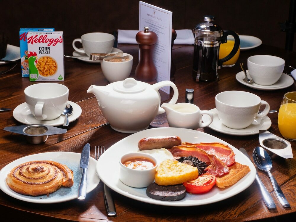 Фото The Feathers Hotel