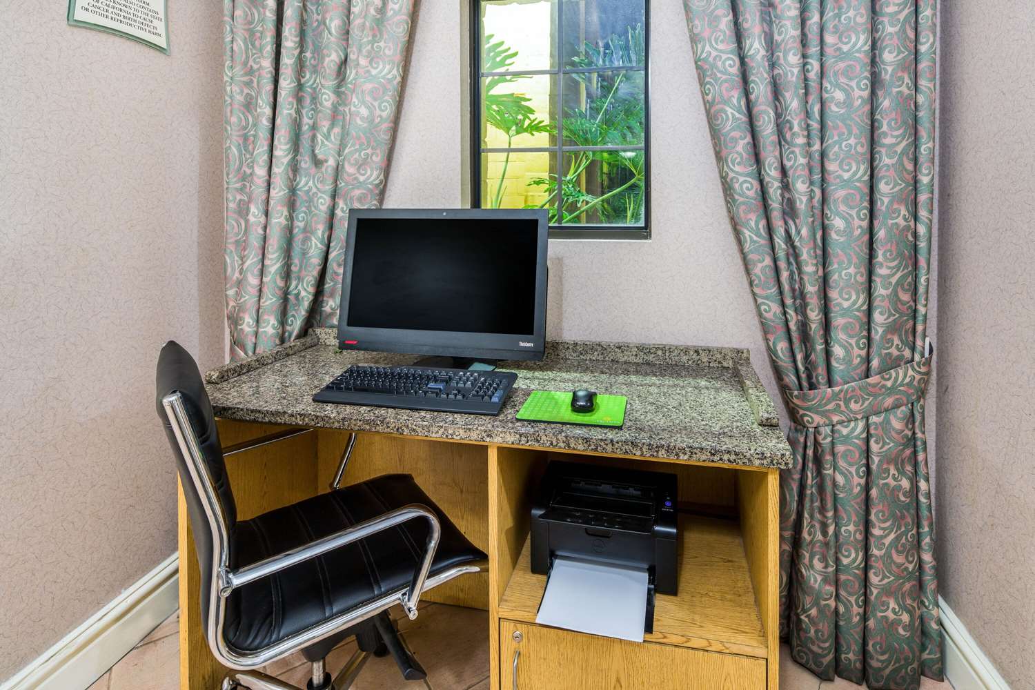 Фото Days Inn by Wyndham San Diego Vista