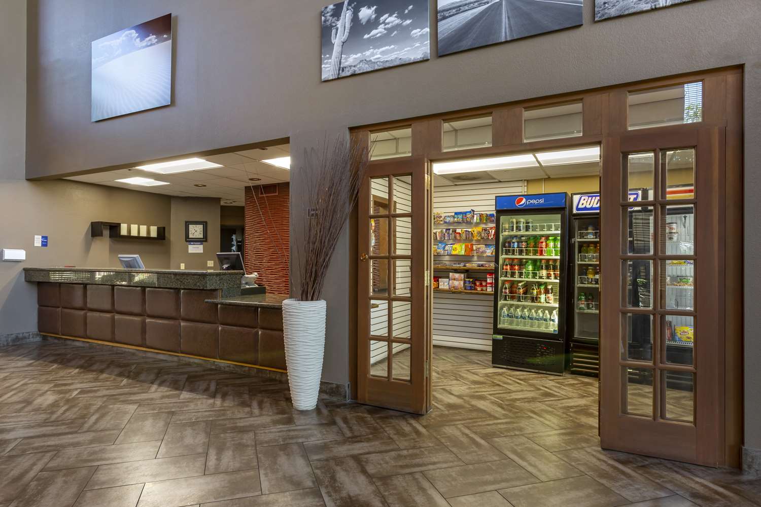 Фото Best Western Plus Scottsdale Thunderbird Suites