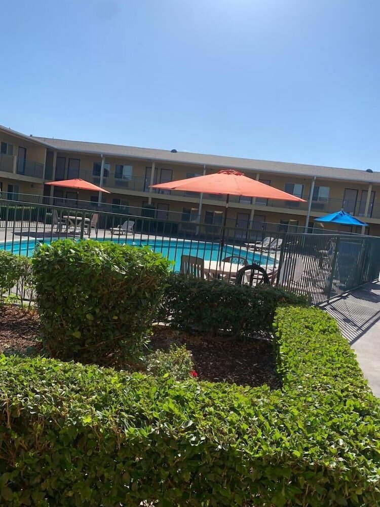 Фото Quality Inn & Suites near Downtown Bakersfield