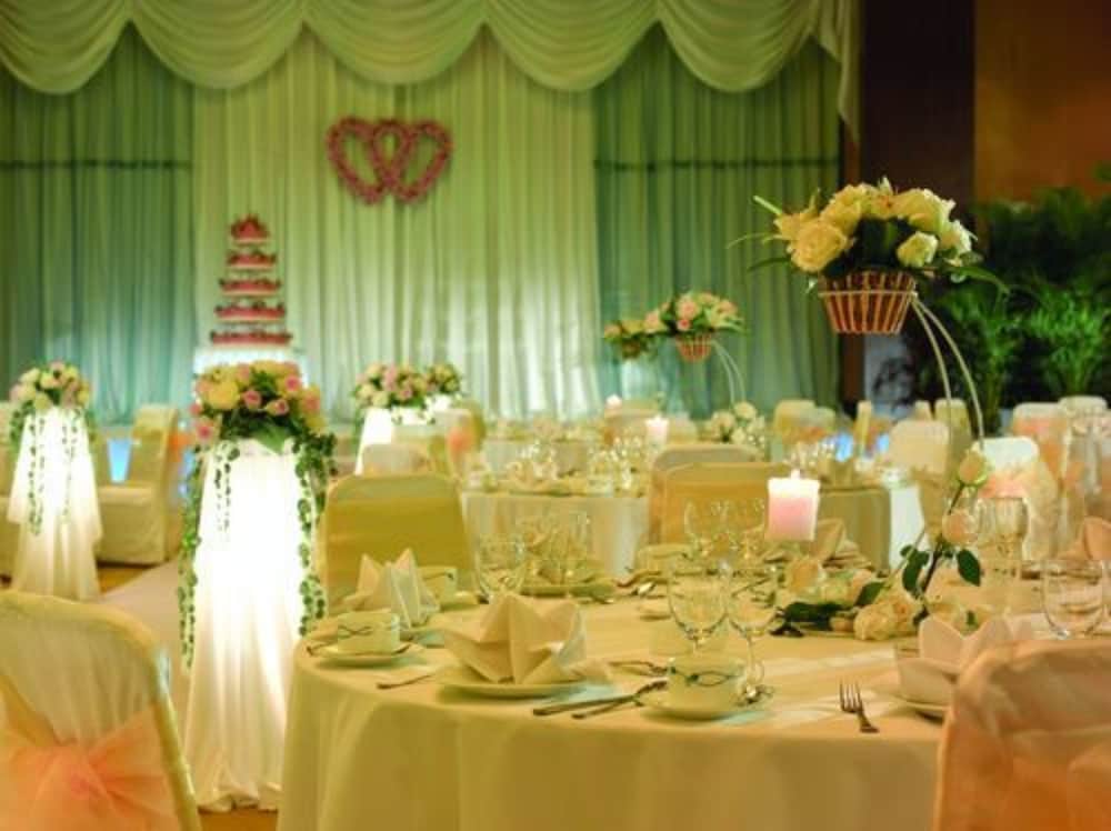 Фото Luxemon Xinjiang Hongfu Hotel