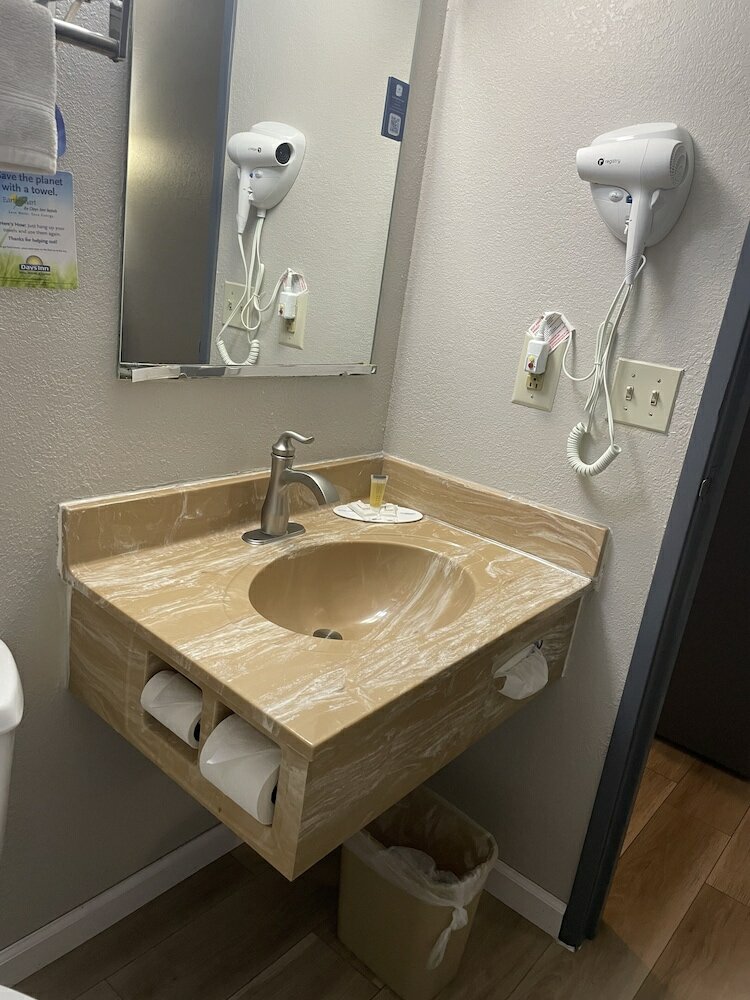 Фото Days Inn by Wyndham Warrensburg