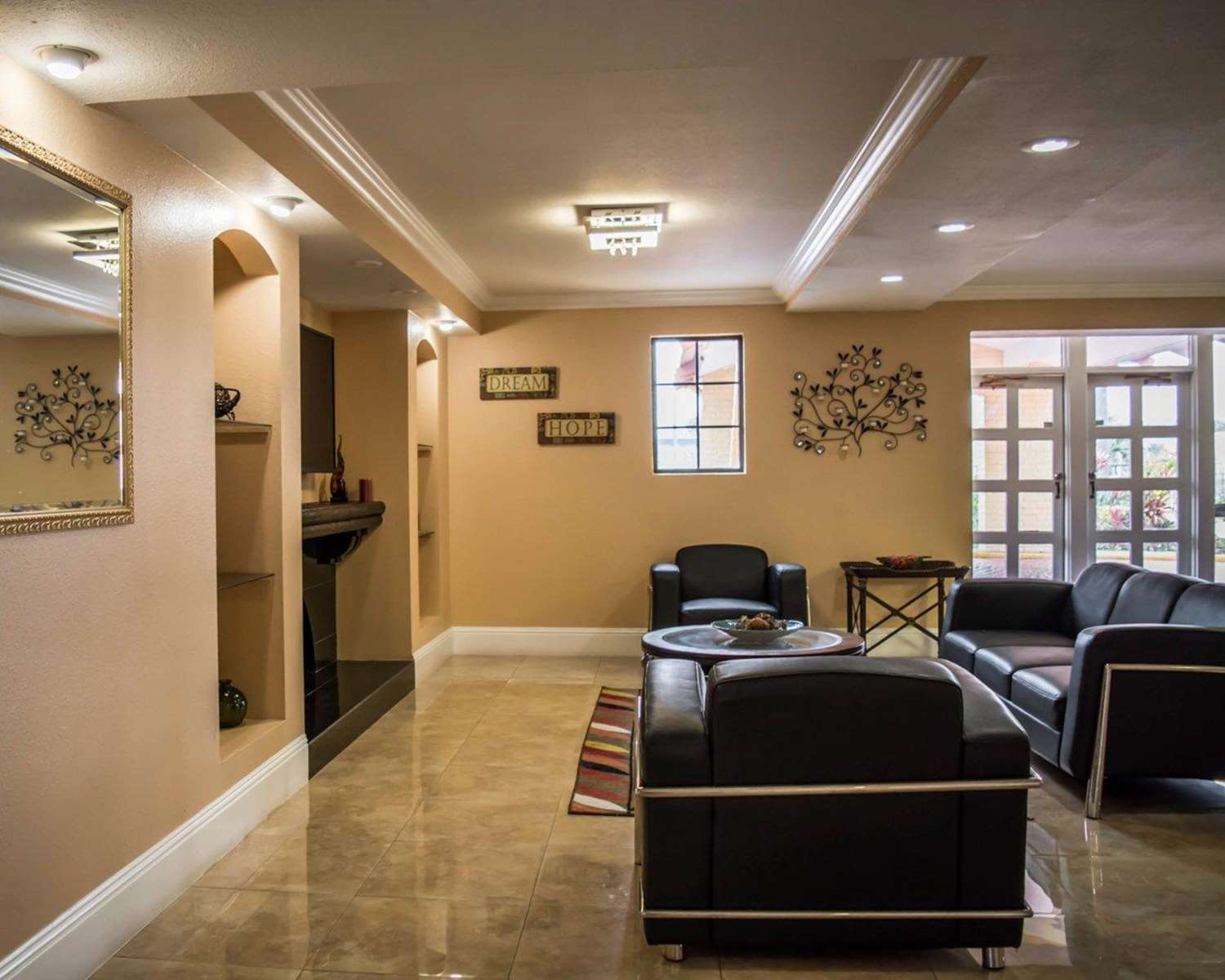 Фото Rodeway Inn Near Ybor City - Casino