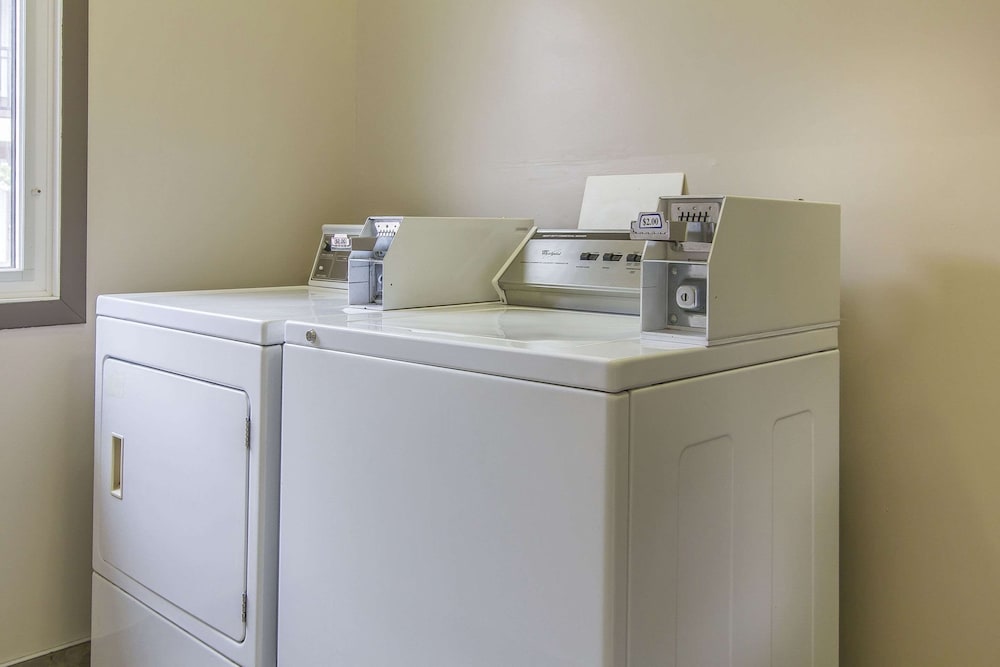 Фото Econo Lodge Inn & Suites Lethbridge