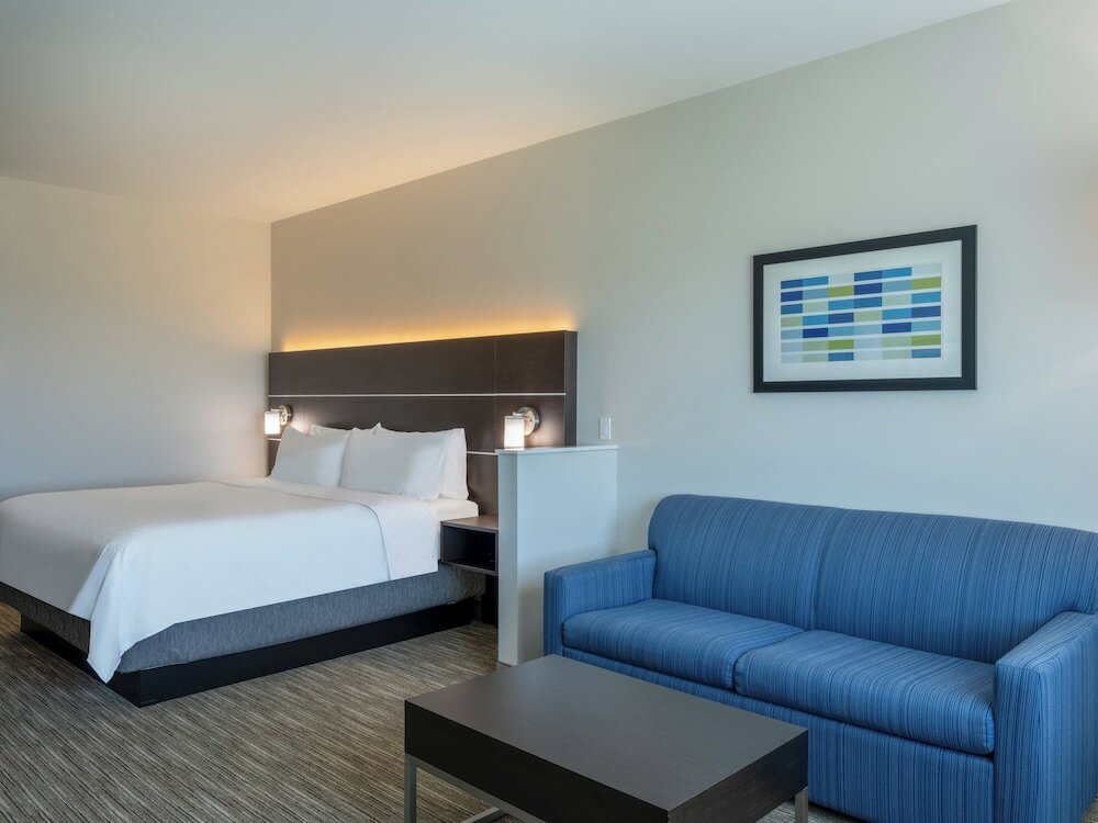 Фото Holiday Inn Express And Suites Watertown, an Ihg Hotel