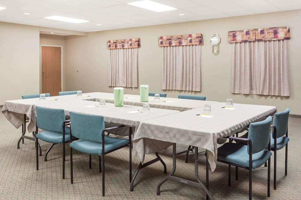 Фото Super 8 by Wyndham Dauphin