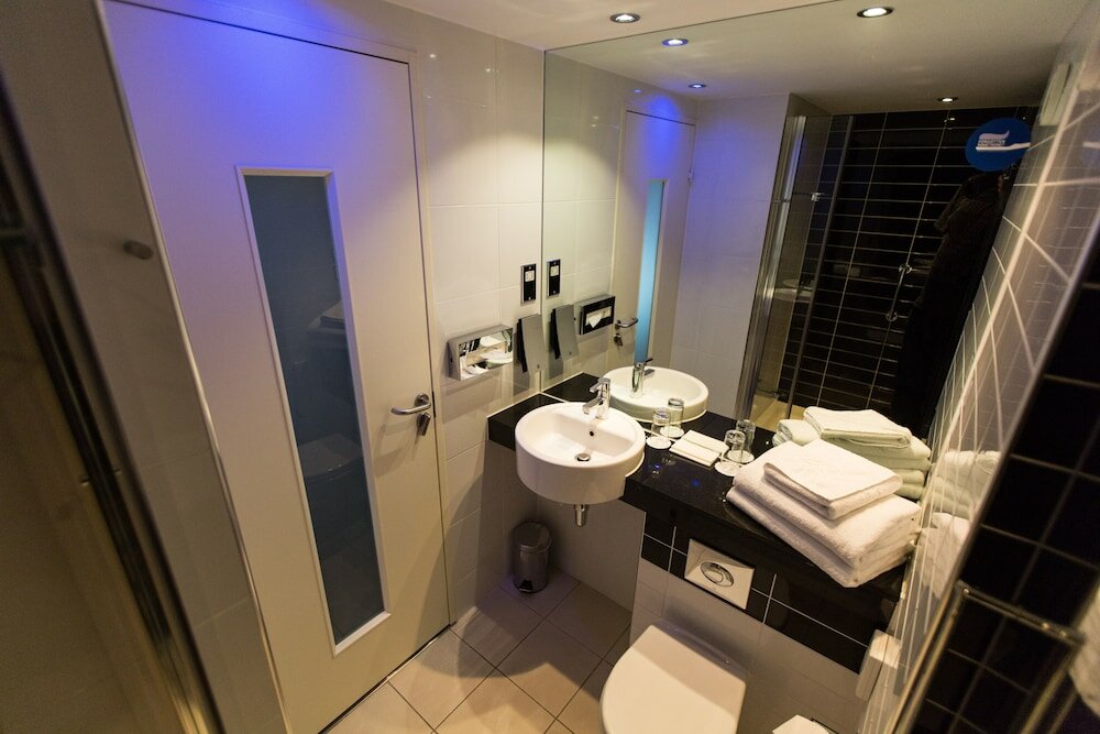 Фото Holiday Inn Express London - Stratford, an Ihg Hotel